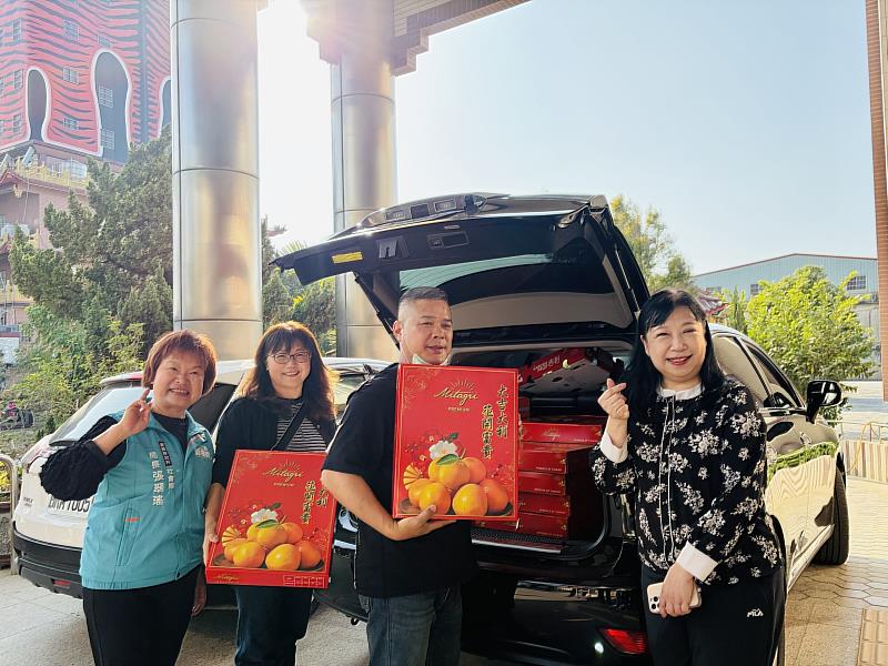 台農發公司贈椪柑 祝福機構住民大吉大利