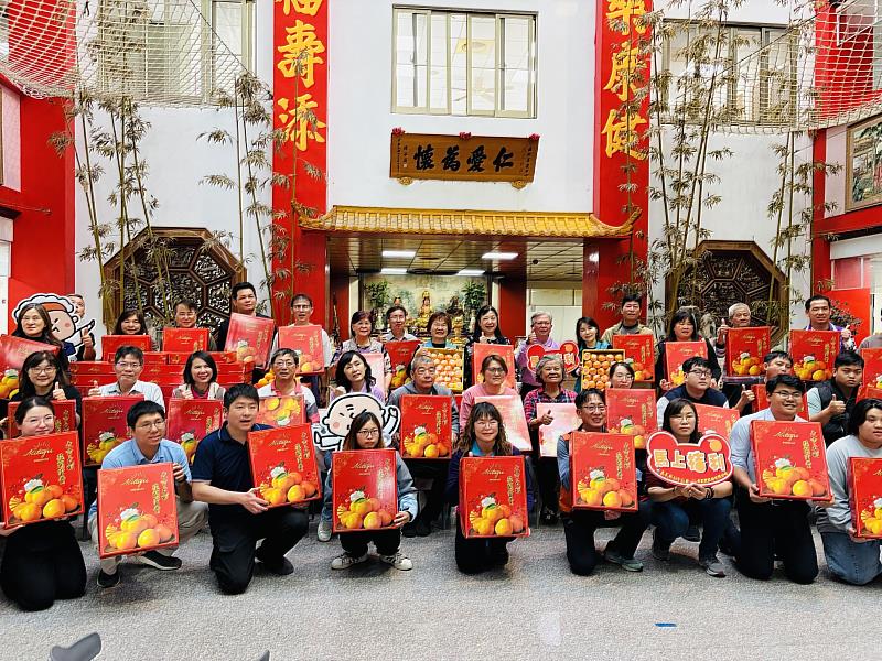 台農發公司贈椪柑 祝福機構住民大吉大利