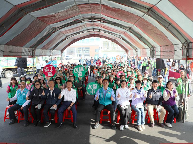 嘉義縣政府辦理環境清潔週，打照舒適整潔的新春賞燈環境。