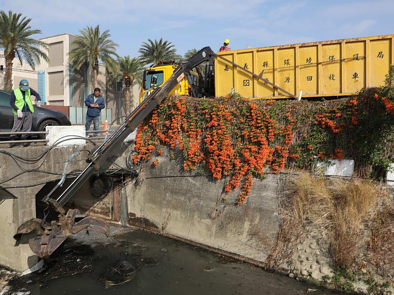環保局抓斗車。