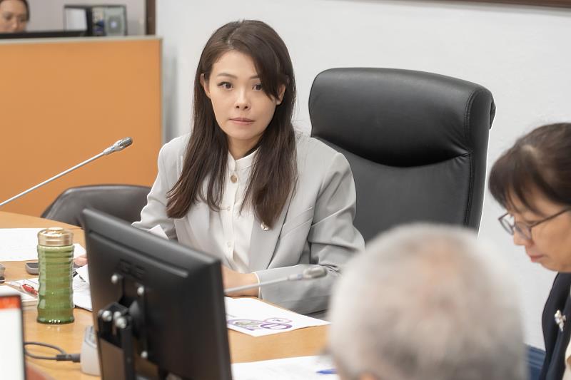 高虹安市長召開交通改善小組會議，推動鐵道路三段路口與人行環境優化。