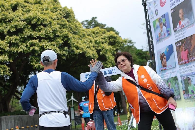 賽事公益合作夥伴－漸凍人協會，也年年不缺席地在場邊為跑者加油打氣！