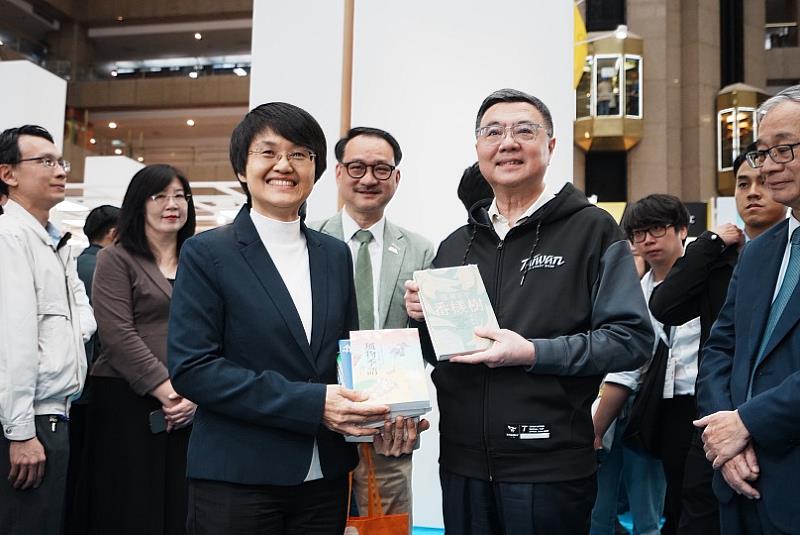 古主委特別贈送卓院長客委會與鏡文學出版的7本新作，另贈送由客傳會補助貓頭鷹出版社出版的《風物季語》。