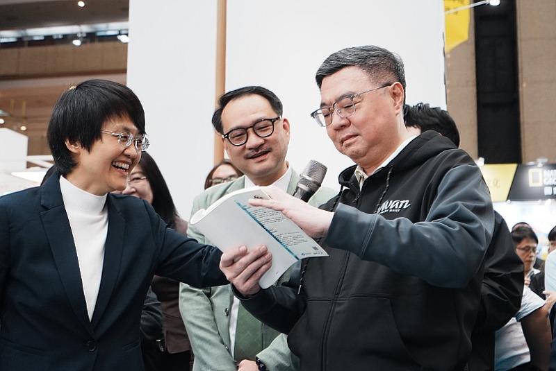 客委會古秀妃主委邀請卓榮泰院長試讀書中的客字。