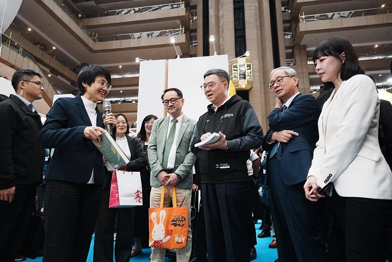 客委會古秀妃主委向行政院長卓榮泰介紹今年客家館特色及書籍。