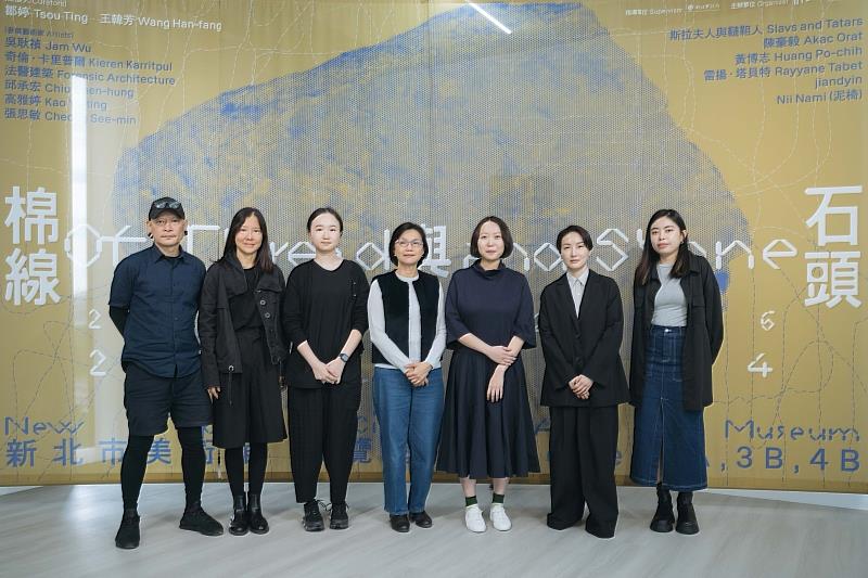 藝術家jiandyin、策展人王韓芳、新北市美術館賴香伶館長、策展人鄒婷、藝術家高雅婷及張思敏於記者會合照(從左至右)。(新北市美術館提供,攝影:林軒朗)