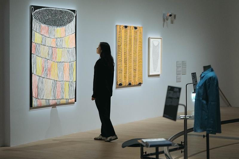 「棉線與石頭」展出作品:奇倫.卡里普爾,〈五個魚陷阱〉、〈大提袋〉、〈小提袋〉,2025。(新北市美術館提供,攝影:林軒朗)