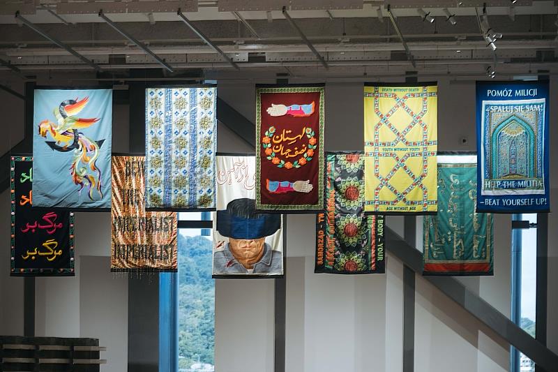 「棉線與石頭」展出作品:斯拉夫人與韃靼人,〈民族友誼:波蘭什葉派娛樂業〉,2011。(新北市美術館提供,攝影:林軒朗)