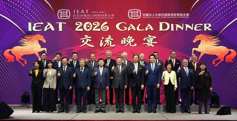 卓榮泰院長（中）、黃教漳理事長（右5）、陳時中政委、龔明鑫部長、石崇良部長、蔣萬安市長、江文若政次、徐斯儉副部長等貴賓合影慶祝。