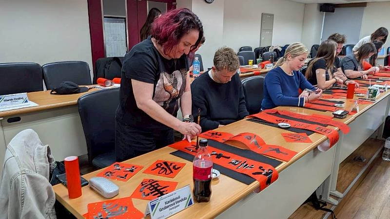 因應農曆春節到來，捷克布拉格生命科學大學學員於文化課程中體驗春聯書寫，現場墨香四溢，氣氛熱烈。