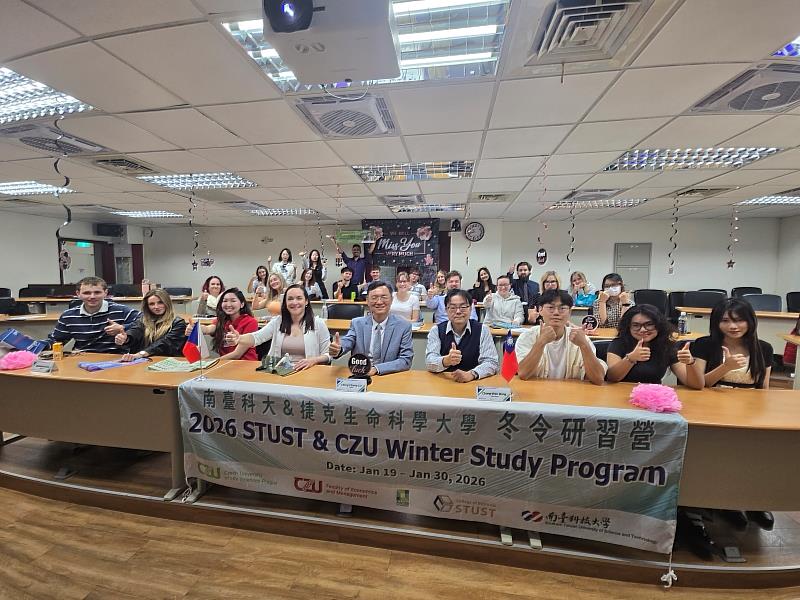 南臺科大商管學院院長林靖中(前排左5)、副院長洪崇文(前排右4)與捷克研習團全體學員於結訓典禮合影留念,為兩週的交流畫下圓滿句點。