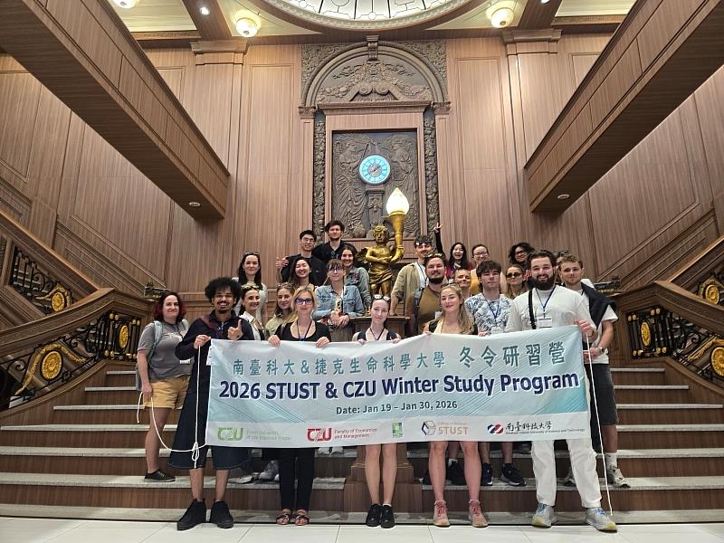 研習團走訪安平航海城，穿梭歷史建築感懷古意，深度探索臺南府城的文化脈絡。