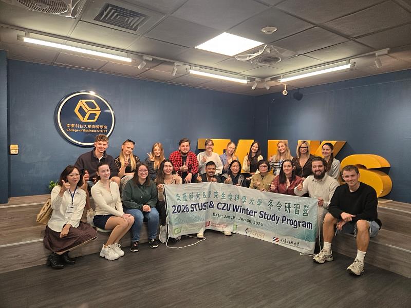 台南晶英酒店李靖文總經理受邀進行實務演講，課後與研習團師生共同合影，傳遞業界實務經驗。