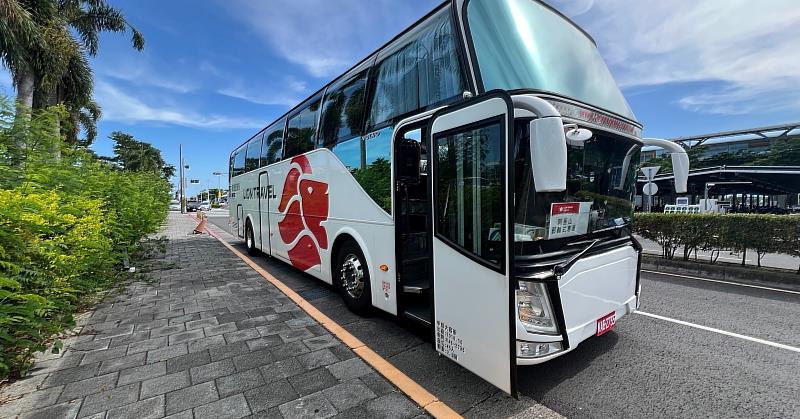 民眾可透過阿里山與高鐵合作聯票，選擇郵輪式巴士或台灣好行上山，用自己喜歡的步調慢遊阿里山。