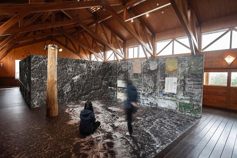 沼平車站二樓《從森林到森林》室內展區展出阿里山空照圖、老照片與口述記憶，讓民眾一覽阿里山林業興盛時的聚落樣貌。