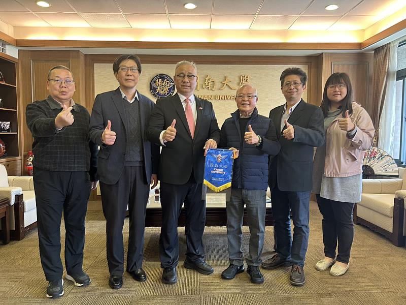 陳天隆校務顧問(右3)蒞校指導。副校長陳文甲(左3)、主任秘書黃建宏、人事主任吳福輝(左1)、國際長陳泰源(右2)及境外生服務中心主任李依玲等合影。