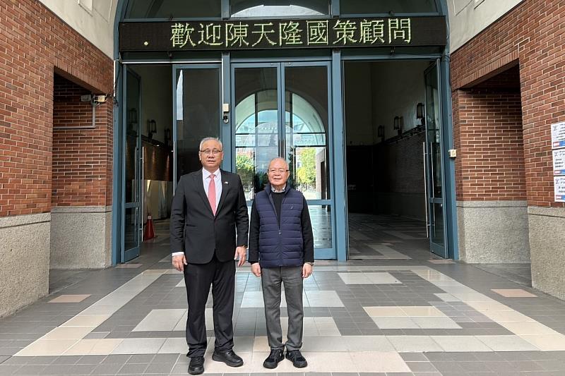陳天隆校務顧問（右）與副校長陳文甲於行政大樓前合影。