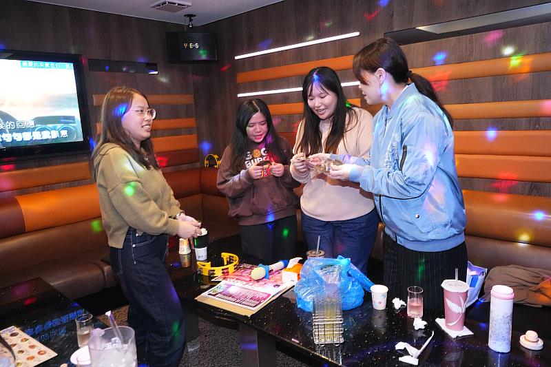 高虹安市長至KTV向民眾發送宣導品。