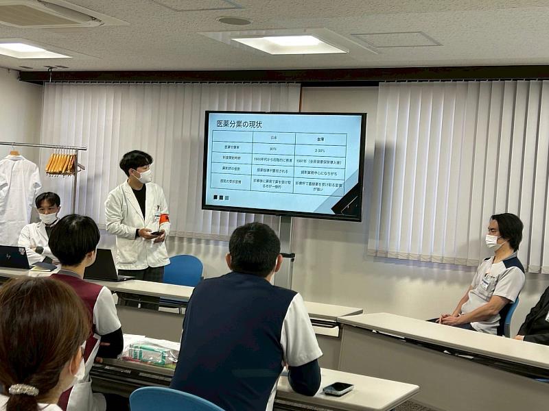 嘉藥藥學系姚宥安以流利的日文與日本的藥師分享台日醫藥分業的差異。