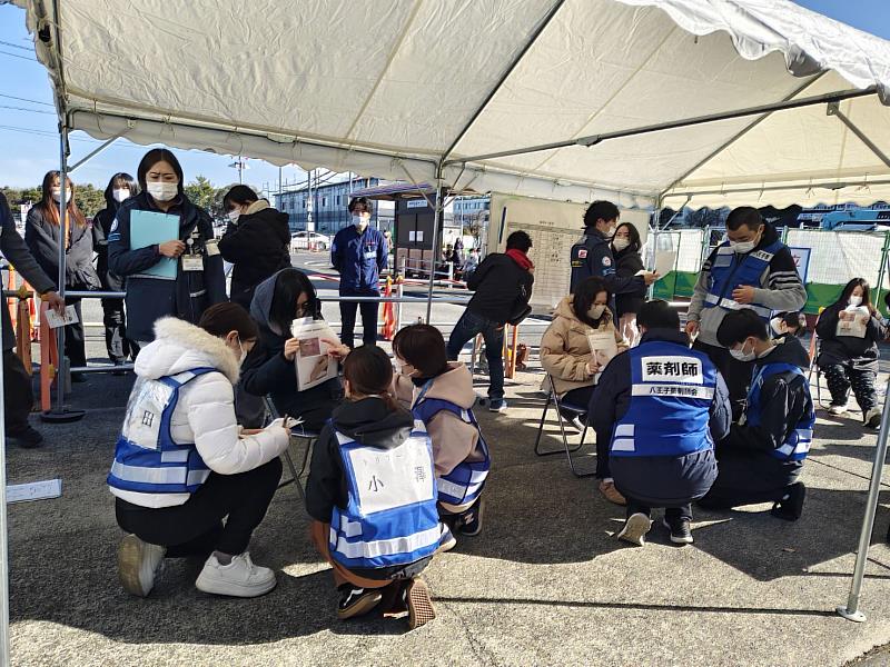 日本藥師需深入第一線提供災民緊急藥物並指導用藥。