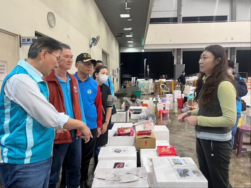 王茂城署長關心岡山魚市場年節前供貨及價格狀況。