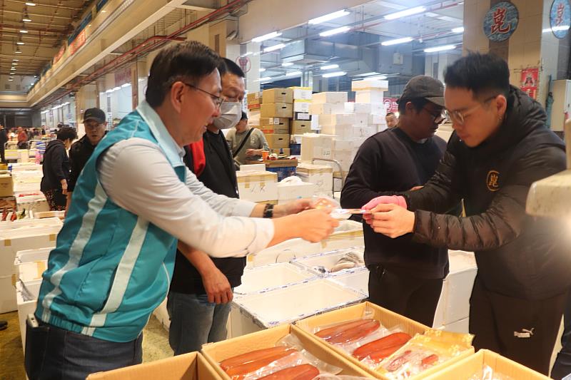 王茂城署長視察台中魚市場魚貨供應情況及向魚市攤商拜早年。