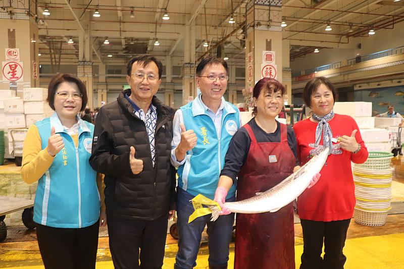 漁業署署長王茂城率漁業署同仁前往台中魚市場視察魚市場年節前魚貨交易情形。