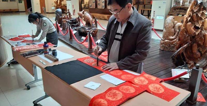 往年大雪山揮毫活動，書法老師現場揮毫。