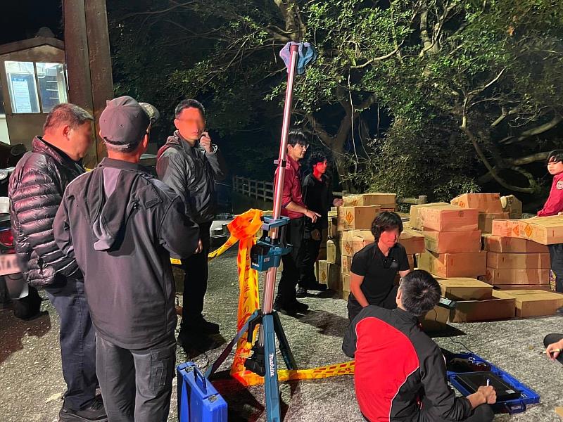 經初步估算,現場1700公斤煙火中計有300公斤黑火藥,若於密閉或集中空間中同時引爆,恐造成30公尺內的輕型建物(如鐵皮屋、磚造平房)嚴重毀損,波及範圍甚至擴及50公尺以上,威力堪比一座小型火藥庫,一旦發生意外不僅危及生命安全,恐引發連鎖爆炸或大規模火災,後果不堪設想。
