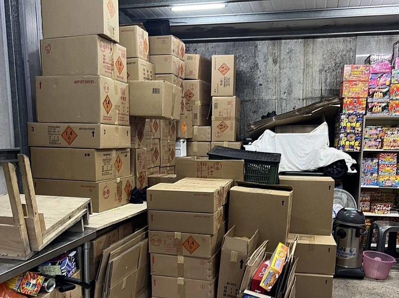 於萬里區公所、金山分局及萬里派出所協助下，現場驚見超過1700公斤的各式爆竹煙火，含疑似專業爆竹煙火及未張貼認可標示的煙火產品，出動數十人進行搬運清點至凌晨3時，立即依違反爆竹煙火管理條例規定，取締查扣併全數沒入，並依爆竹煙火管理條例開立舉發單，依法開罰最高新臺幣150萬元。