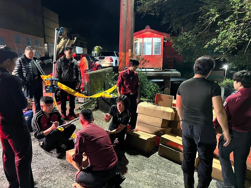 消防局陳崇岳局長呼籲民眾切勿私自囤積或販售達管制量以上爆竹煙火，若遭查獲將面臨巨額罰款，違規煙火亦遭沒入，也請民眾如有發現可疑人車請踴躍檢舉不法並通知消防單位前往稽查，檢舉非法儲存、販賣爆竹煙火經查屬實者，依查獲案件所裁處罰鍰額度之百分之五核發獎金給予檢舉人！