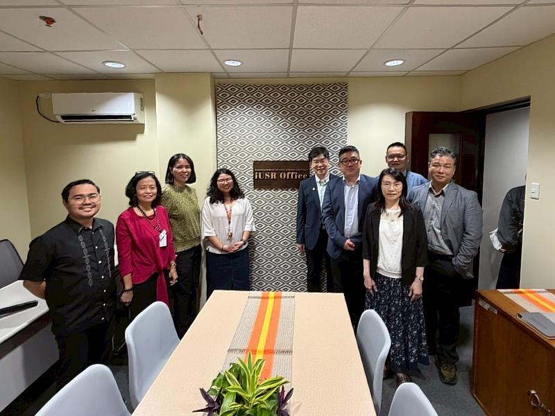 高醫大團隊及UPOU團隊於iUSR辦公室合影留念。