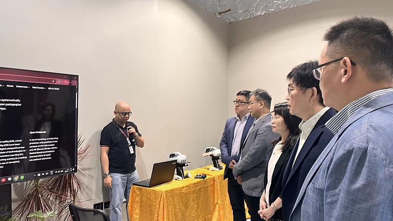 UPOU團隊說明「高雄醫學大學那瑪夏USR駐菲律賓辦公室」的設立意義。