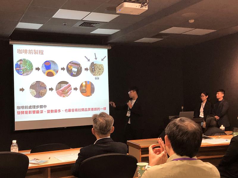 團隊成員、食科系學生廖璿安表示，他們提出以本土酵母篩選、菌相分析與精準發酵監控為基礎的方式，解決發酵過程中品質不穩定的痛點。