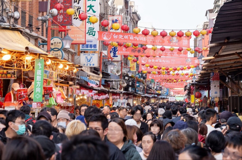 2026台北年貨大街於大稻埕迪化街登場,傳統街屋與年節裝飾交織,吸引大量民眾前來採買。透過「來台北有購嗨」串聯特店,讓年貨消費同時成為參與城市活動的入口。(圖/臺北市政府提供)