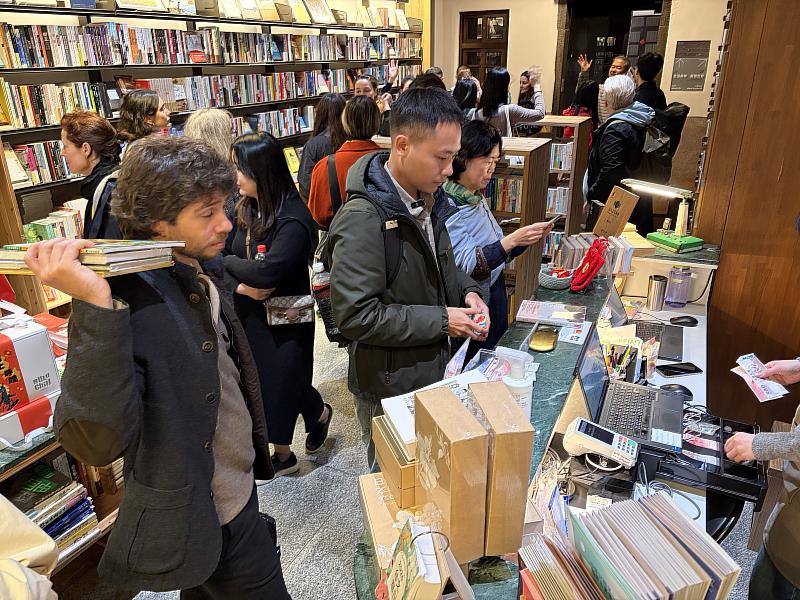 買家團安排於台北書展前夕到訪位於大稻埕的郭怡美書店，對於外賓們來說，好書比年貨大街更具吸引力。（文策院提供）