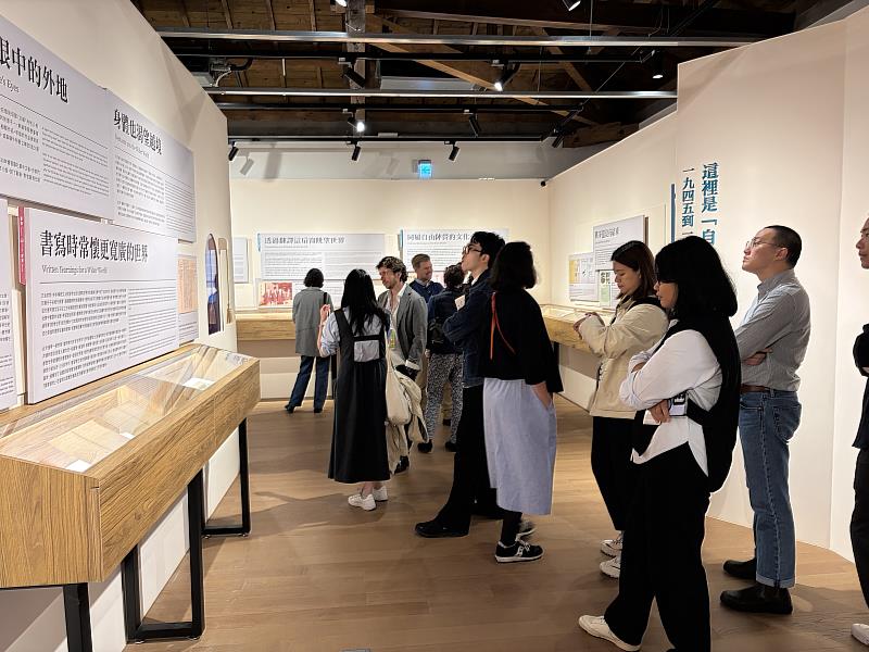 外賓們參觀臺灣文學糧倉，當期展覽主題為「臺灣與世界．以文學對望」，外賓們看得認真。（文策院提供）
