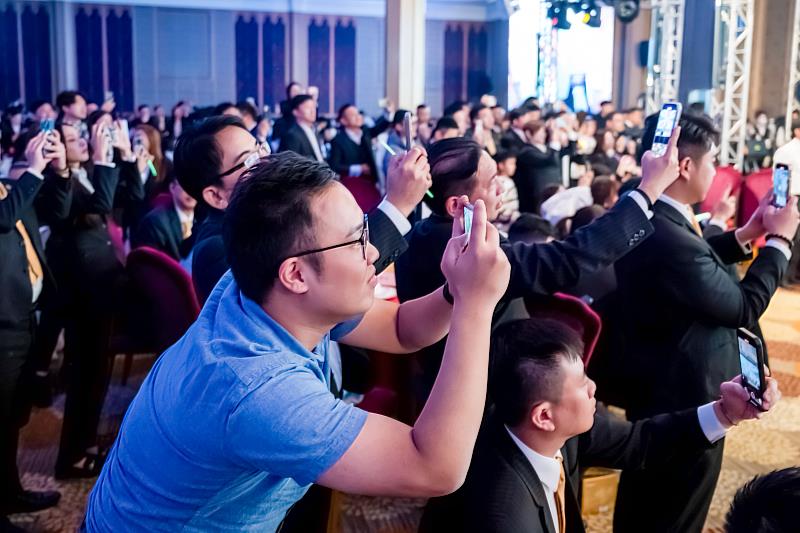 永慶加盟四品牌北台灣同仁直說「吃尾牙有2800個抽獎禮品、喜歡藝人的高規格演唱會，很幸福！ 」（2025資料照片，永慶房產集團提供）