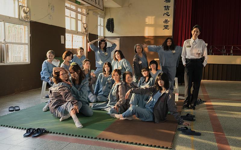 《陽光女子合唱團》描寫一群在人生低谷中迷失方向的女性，因緣際會在監獄裡組成合唱團，從彼此防備與沉默，到用歌聲傾聽、理解與療癒彼此，以歌聲唱出被壓抑的情感與未說出口的思念。（圖/壹壹喜喜電影股份有限公司提供）