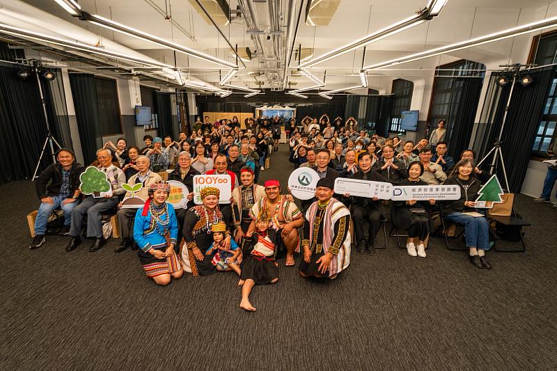 「100Y 山林有時：_______」特展開幕，與會貴賓大合照。
