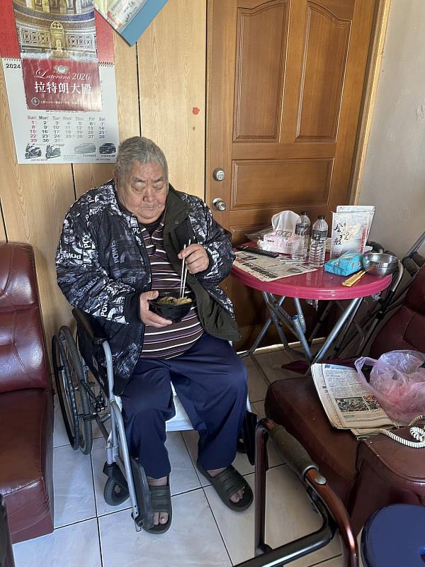 小發阿公沒有來機構上課，社工帶著飯菜到家探視關心。