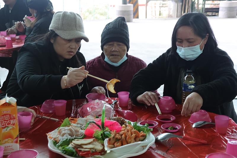 和部落好友一起用餐，長輩胃口更好，增加人際互動，還可延緩老化失能。