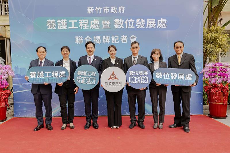 市長高虹安、副市長邱臣遠、準副市長林琨瀚、秘書長張治祥、副秘書長李季縈以及新任養護工程處長李吳喜、數位發展處長鄭凱仁合影。