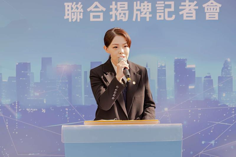 市長高虹安致詞，期盼新單位與人事的成立，能提供市民更完善的服務。