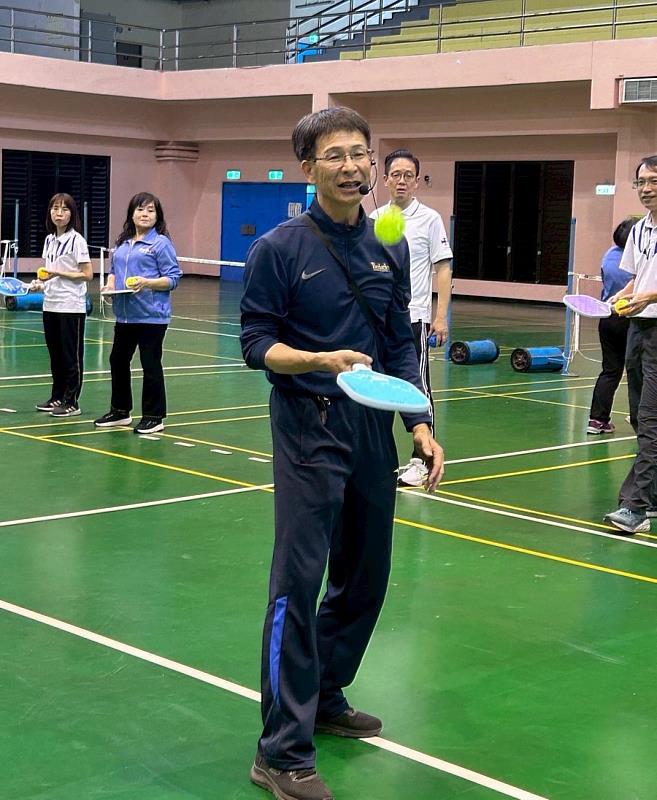 蘇維杉主任示範匹克球訓練方式。