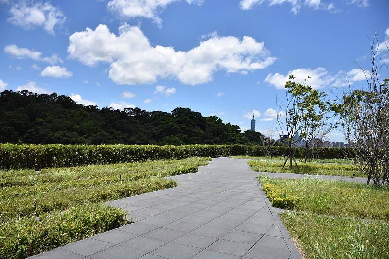 敘日全日餐廳外設有約500坪寵物友善戶外花園空間,規劃專屬寵物戶外席,讓毛孩於用餐前後自在活動、舒展筋骨,飼主則能在開闊綠意環繞中,安心享受五星級餐飲體驗。(圖/六福旅遊集團提供)