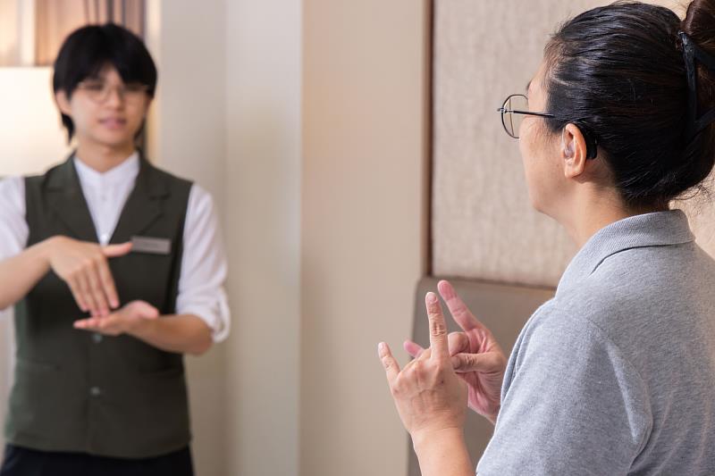 台北六福萬怡酒店HI Team為以聽障同仁為核心的房務團隊,自 2022 年成立以來逐步發展成具規模、穩定且專業的人力配置,並成為企業多元共融職場的重要實例與典範。(圖/六福旅遊集團提供)