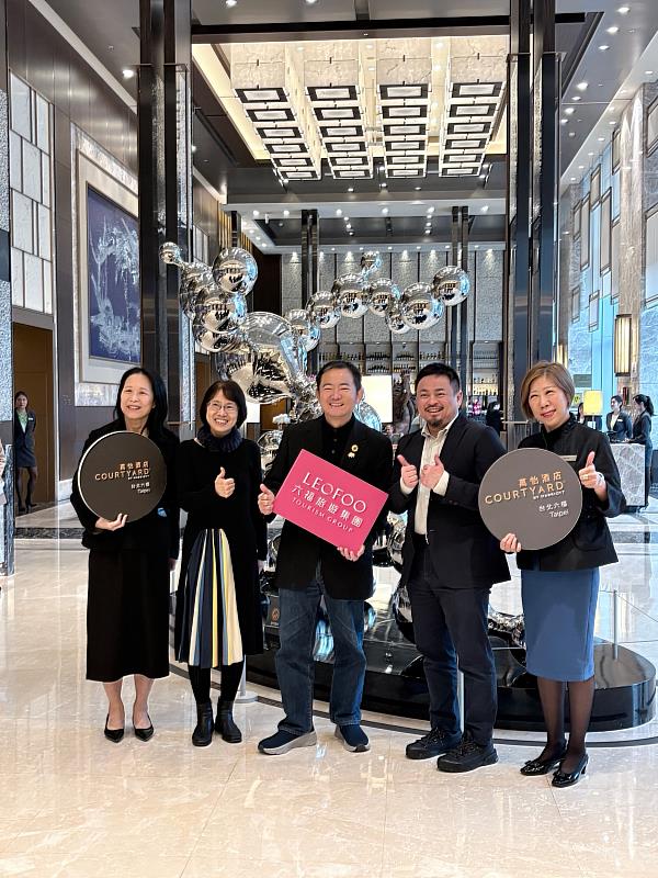 勞動部部長洪申翰（右2）率同勞動力發展署署長等主管，與六福旅遊集團總裁賴振融（右3）於台北六福萬怡酒店進行身心障礙就業實務交流。（圖/六福旅遊集團提供）