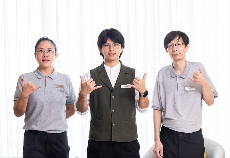 台北六福萬怡HI Team房務領班陳柏駿(中)為酒店年度績效表現優異、最快晉升管理職的員工,榮獲「臺北市模範身心障礙勞工」,亦為2025聽障奧運空手道中華代表隊選手,展現六福集團支持多元人才發展的成果。(圖/六福旅遊集團提供)