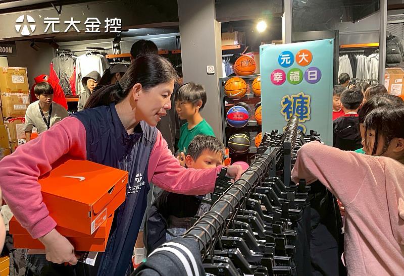 元大志工們暖心陪伴，熱心提供穿搭建議，與孩子們建立真誠的連結。